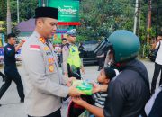 Kapolres Kepulauan Anambas Bagikan Takjil Gratis kepada Pengguna Jalan