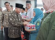 Beri Bingkisan Lebaran, Pj. Bupati Muba Janji Naikkan Insentif RT dan RW