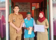 Serahkan BLT, Kades Pulur Berharap Ekonomi Masyarakat Tidak Lagi Menjadi Persoalan