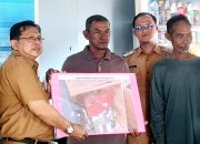 Saksikan Penyaluran Bantuan, Kades Sri Tanjung Berpesan Manfaatkan dan Jaga dengan Baik