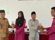 Kades Landak Berikan Piagam Penghargaan kepada Kafilah dan Qori-Qori’ah pada MTQ-H IV Kecamatan Jemaja