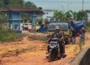 Kondisi Jalan Pelabuhan Roro Penarek Memprihatinkan, Warga Harap Perbaikan Segera