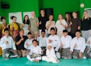 Pelajar Denmark Belajar Gendang Siantan dan Anyaman di Anambas