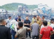 Bupati dan Wakil Bupati Lingga Tinjau Lokasi Kebakaran di Senayang, Tujuh Rumah Warga Hangus Terbakar