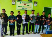 Peduli Pendidikan, Kades Telaga Salurkan Bantuan Tas ke Pelajar SD/SMP