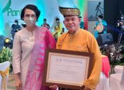 Tokoh Budaya Melayu H. Saparillis Terima Penghargaan Pemantun Nusantara dari UNESCO