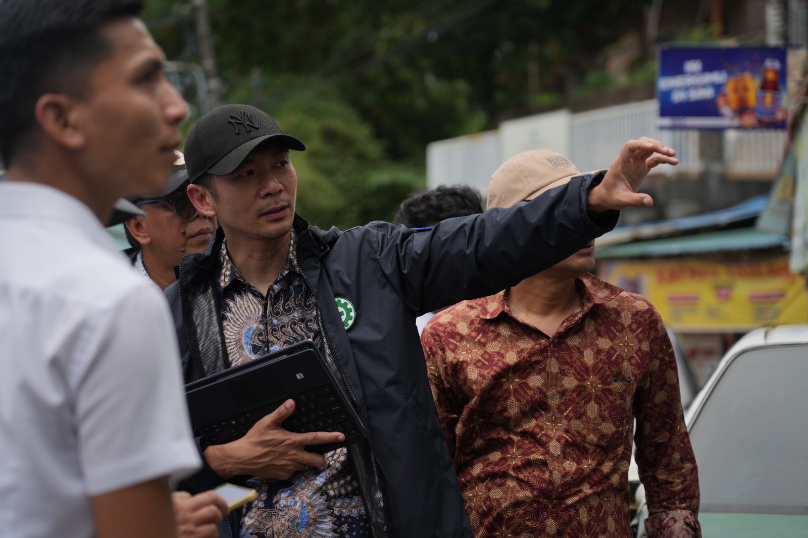Ket. Foto: Anggota/Deputi Bidang Infrastruktur Mouris Limanto saat memberikan pengarahan kepada tim dalam tinjauan titik banjir beberapa waktu lalu.