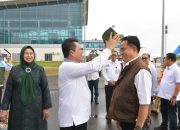 Disambut Gubernur Ansar dengan Tanjak Melayu, Menko Yusril Perkuat Reformasi Hukum dan HAM di Kepri