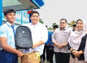 Siswa Bintan Senang, Bupati Roby Bagikan 6.434 Seragam Gratis