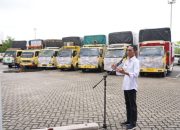 Wali Kota Batam Lepaskan 7 Truk Sembako Bantuan ke Sumatera Barat
