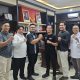 Kepala BP Kawasan Tanjungpinang Choky salam komando bersama Ketua PWI Kota Tanjungpinang Suhardi (Foto: Ist)