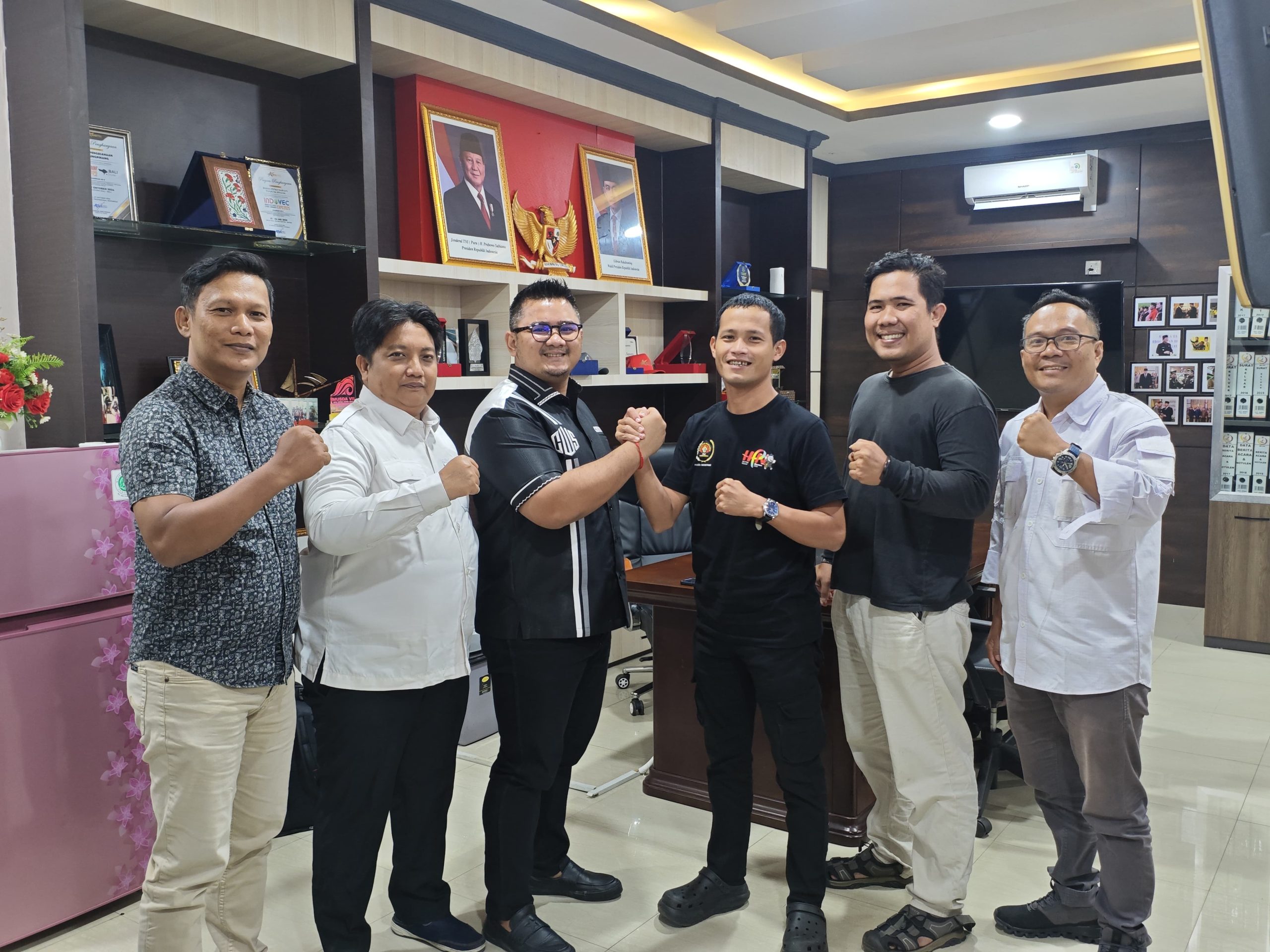 Kepala BP Kawasan Tanjungpinang Choky salam komando bersama Ketua PWI Kota Tanjungpinang Suhardi (Foto: Ist)