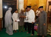 Gubernur Ansar Serahkan Bantuan Rp505 Juta saat Safari Ramadan di Tanjungpinang