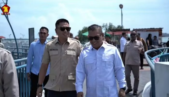 Anggota DPR RI Endipat Wijaya Serahkan Bantuan Sampan Tinting untuk Nelayan