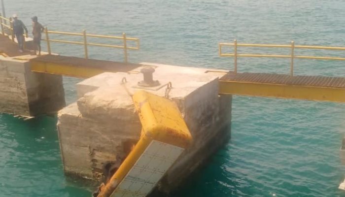 Fender Dermaga Pelabuhan RoRo Sedanau Rusak