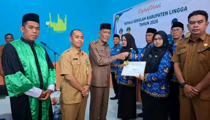 Lantik Kepala Sekolah, Sekda Armia: Jalankan Amanah dengan Tanggung Jawab