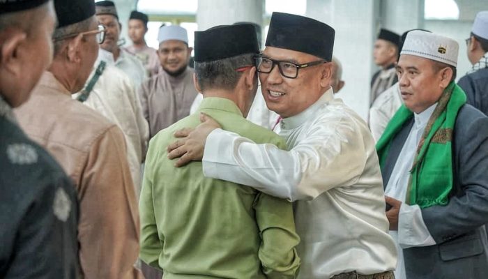 Wagub Kepri Nyanyang Haris Pratamura Salat Iduladha Bersama Warga Lingga
