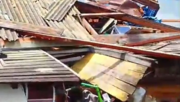 Angin Puting Beliung Terjang Tanjung Kelit, 80 Rumah dan Dua Sekolah Rusak