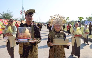 Dipimpin Sekda, Kafilah Bintan Tampil Megah di Pawai Ta’aruf MTQ XII Kepri