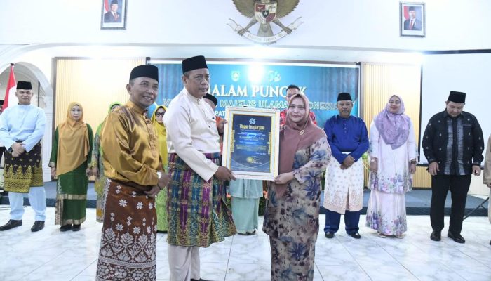 Bupati Kasmarni Raih Apresiasi MUI: Pembangunan Tak Hanya Fisik, Juga Nilai Agama