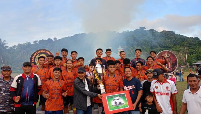 Dengan Pantun dan Semangat, Raja Bayu Tutup Turnamen Sepak Bola Desa Payalaman