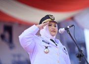 Bupati Kasmarni Pimpin Pengibaran Bendera Merah Putih