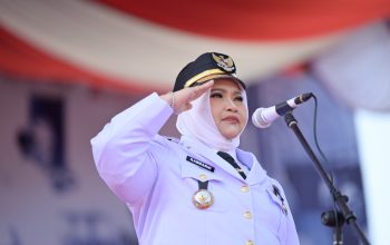 Bupati Kasmarni Pimpin Pengibaran Bendera Merah Putih