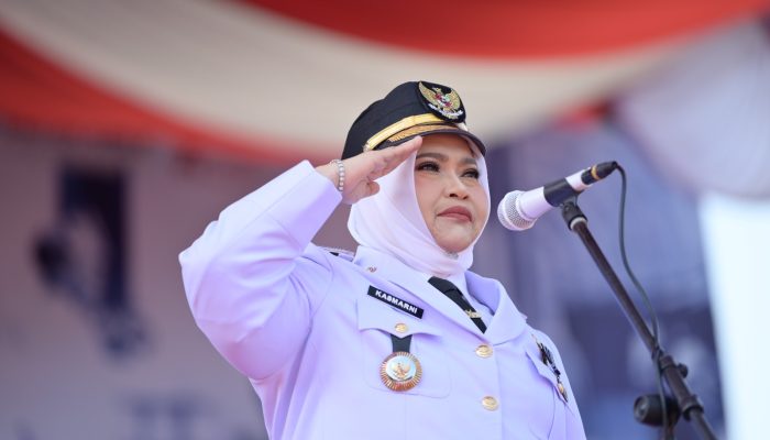Bupati Kasmarni Pimpin Pengibaran Bendera Merah Putih