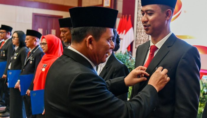 610 PNS Pemprov Kepri Terima Tanda Kehormatan Satyalancana Karya Satya