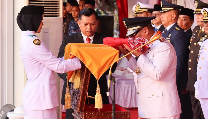 Wagub Kepri Jadi Inspektur Upacara Penurunan Bendera HUT ke-81 RI di Gedung Daerah