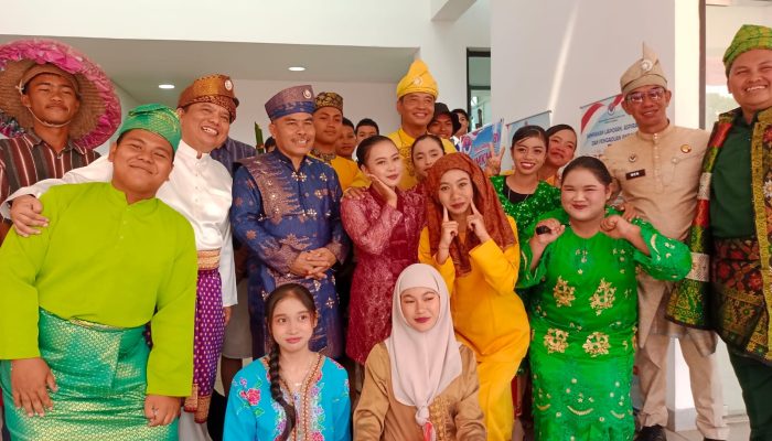 Upacara HUT ke-81 RI di PLBN Serasan Semarak dengan Busana Melayu