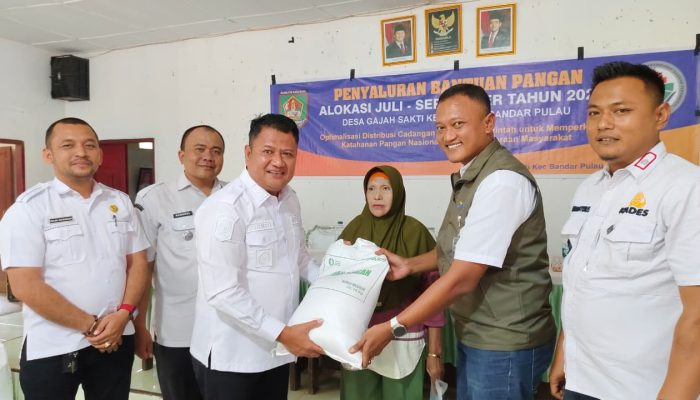 Wakil Bupati Asahan Salurkan Bantuan Beras untuk 262 KPM di Desa Gajah Sakti Bandar Pulau