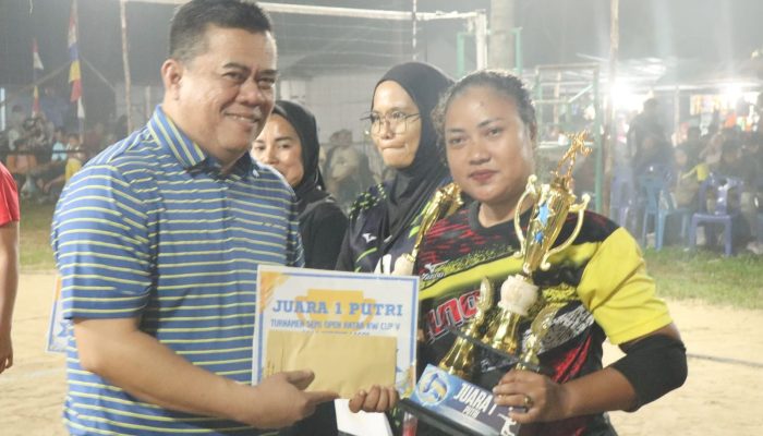 Di Depan Ratusan Penonton, Sekda Ronny Serahkan Penghargaan kepada Para Juara