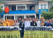 Bantu Orang Tua dan Dukung Belajar, Bupati Aneng Serahkan Perlengkapan Sekolah di Siantan