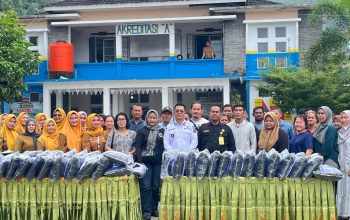 Bantu Orang Tua dan Dukung Belajar, Bupati Aneng Serahkan Perlengkapan Sekolah di Siantan