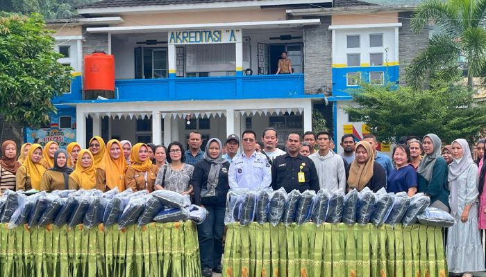 Bantu Orang Tua dan Dukung Belajar, Bupati Aneng Serahkan Perlengkapan Sekolah di Siantan