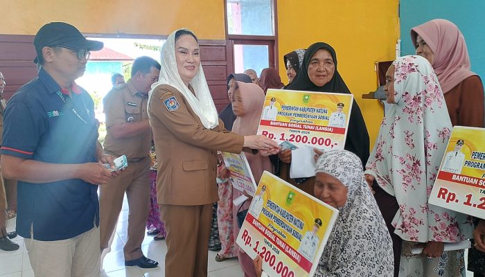 Bupati Natuna Salurkan Bantuan ke Bunguran Utara