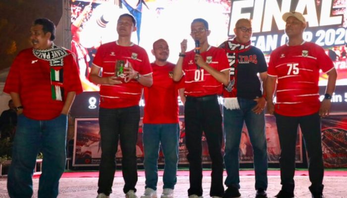 Indonesia Juara FIFA ASEAN Cup, Amsakar Rayakan Bersama Ribuan Warga di Dataran Engku Putri