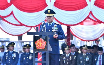 Danlanud RSA Pimpin HUT ke-81 TNI di Pantai Piwang, Tegaskan Pentingnya Peran TNI di Perbatasan
