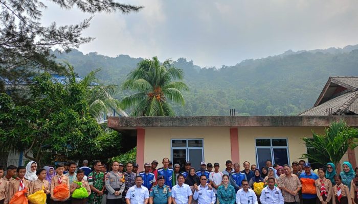 Aneng dan Raja Bayu Saksikan Penyaluran Bantuan Sembako di Kelurahan Tarempa