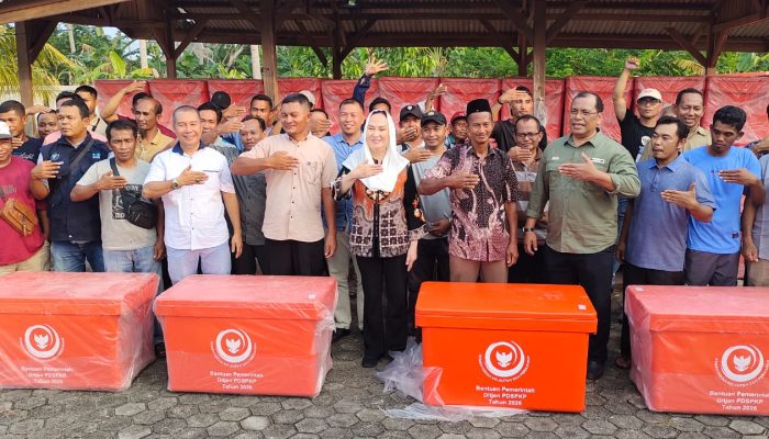 Bupati Cen Sui Lan Serahkan 100 Unit Cold Box ke 9 KUB Nelayan Natuna