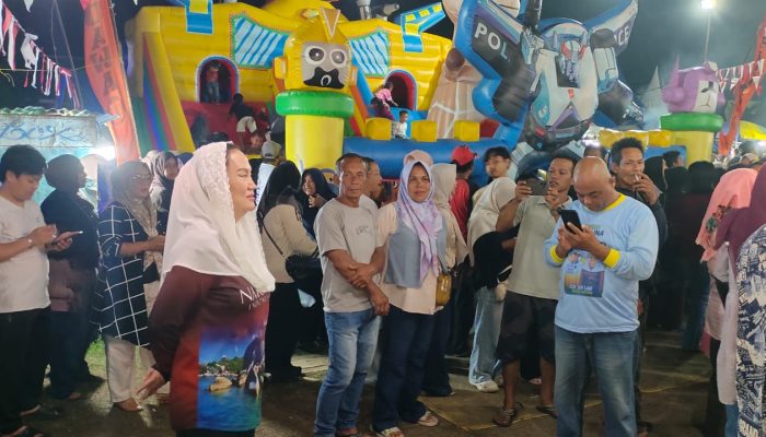 Jelang HUT ke-27 Natuna, Bupati Cen Sui Lan Sapa Warga dan Pedagang di Pantai Piwang