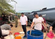 Kekeringan dan Pemadaman Listrik Berdampak Pasokan Air, Bupati Roby Turun Langsung Distribusikan Air Bersih