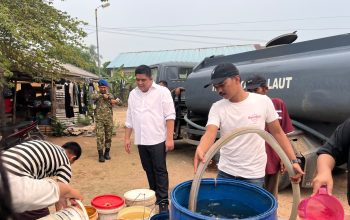 Kekeringan dan Pemadaman Listrik Berdampak Pasokan Air, Bupati Roby Turun Langsung Distribusikan Air Bersih