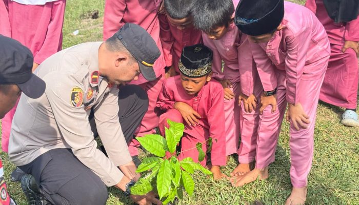 Green Policing Berlangsung di SDN 012 Ranai, Polsek Bunguran Timur Tanam 12 Bibit Pohon Buah
