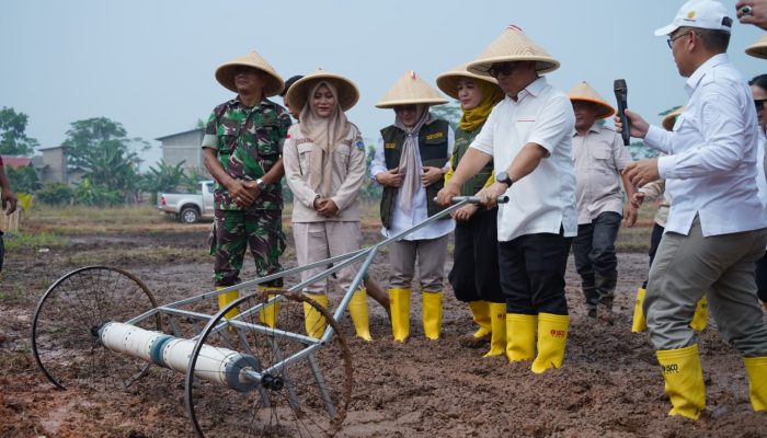Tanam Padi Bersama di Bintan Buyu, Wakil Gubernur: Teknologi Harus Bermanfaat Nyata bagi Petani