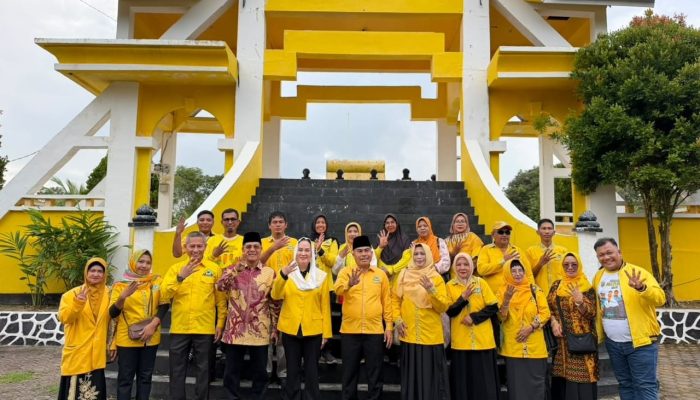 HUT ke‑62 Partai Golkar, Cen Sui Lan Bersama Keluarga Besar Golkar Natuna Ziarah dan Tabur Bunga di Makam Pahlawan
